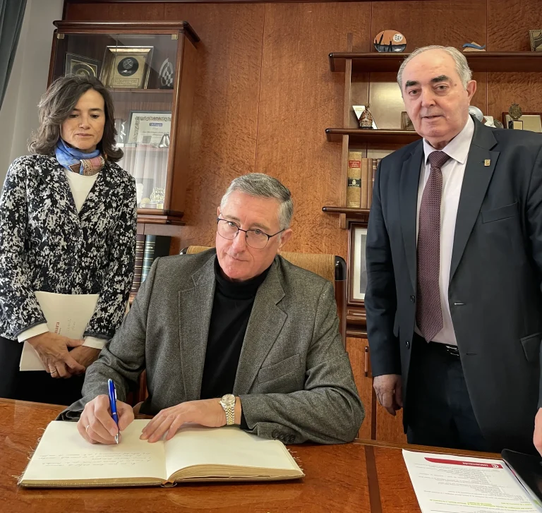El consejero de Medio Ambiente firma en el libro de honor de la Cámara de Huesca